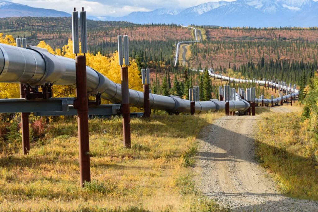 1 Top Canadian Dividend Stock Down 17% to Consider Now for Lifelong Income Trans Alaska Pipeline with Autumn Colors