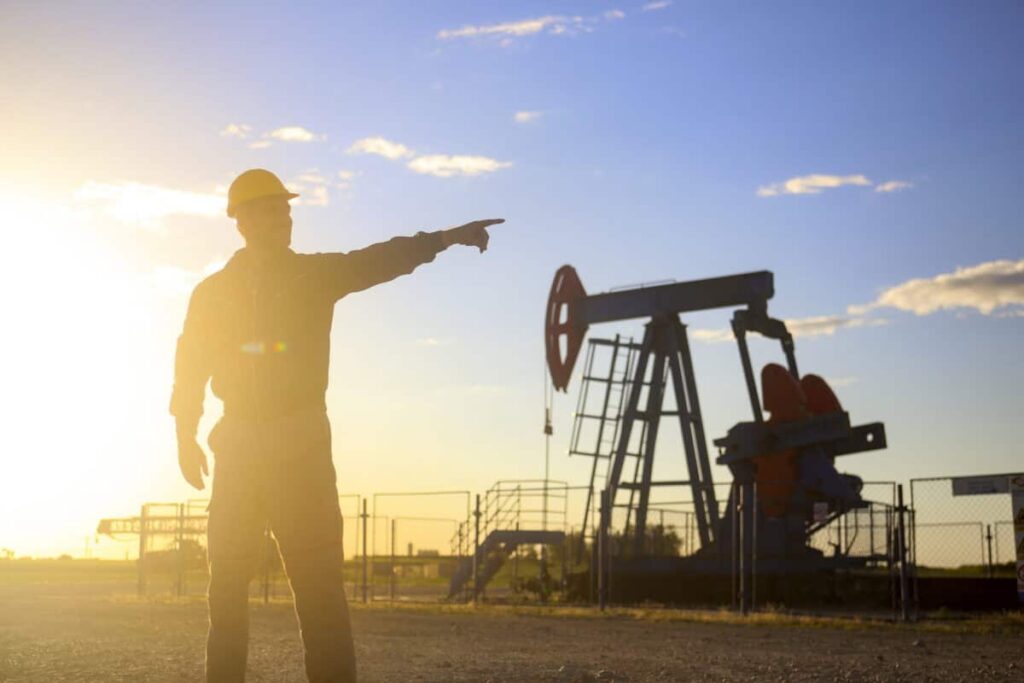 Enbridge vs. Canadian Natural Resources: Where I’d Put My Next $10,000 Oil industry worker works in oilfield